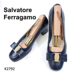 サルヴァトーレフェラガモ　美品　ヴァラ　リボン　ネイビー　型押し　US6 サルヴァトーレフェラガモ 美品 ヴァラ リボン ネイビー 型押し US6