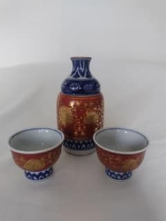 九谷焼酒器セット 徳利1個 ぐい呑み2個 赤絵 金彩のサムネイル