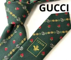 【最新】GUCCI GGロゴ＆苺＆パイナップル柄 グリーン　シルクネクタイ 最新】GUCCI GGロゴ＆苺＆パイナップル柄 グリーン シルクネクタイ