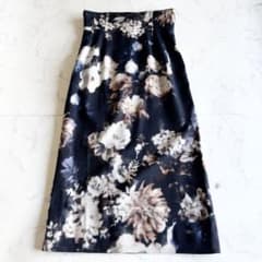 極美品 現行タグ 近年モデル タエアシダ ロングスカート 花柄 総柄 タック 極美品 現行タグ 近年モデル タエアシダ ロングスカート 花柄 総柄