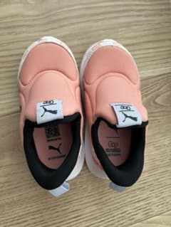 PUMA ハローキティ スリッポン ピンクのサムネイル