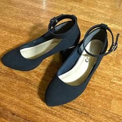 黒 チャンキーヒール パンプスのサムネイル
