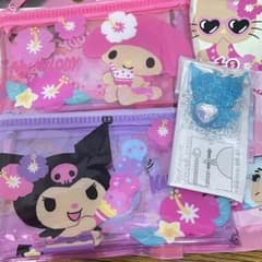 サンリオ 日焼け　フラットポーチ マイメロ　クロミ キラキラペンダント　クロミのサムネイル