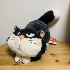 ディズニー　ルシファー　寝そべり　ぬいぐるみ　なでなで　猫