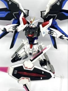 HGCEライジングフリーダム　全塗装　　ガンプラ　塗装済み完成品のサムネイル