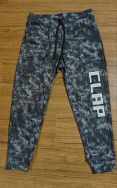 clap 総柄 ロゴプリント　グレー 系クロップドパンツのサムネイル