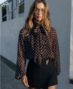 ZARA リボン付きドットプリントブラウスのサムネイル