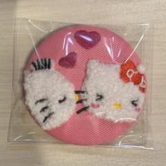 キティ　ダニエル　シークレット　モコモコボア缶バッジのサムネイル