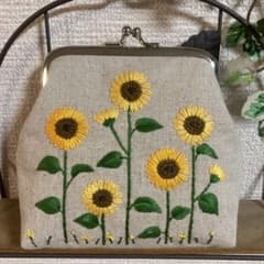 ひまわり畑の刺繍がま口ポーチのサムネイル