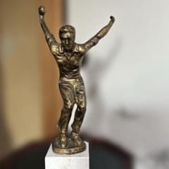 フランスのスポーツ、ペタンクの投球フォームのブロンズ像のサムネイル