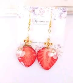 mamaさまご専用☆まんなかいちごとリボンのイヤリングのサムネイル