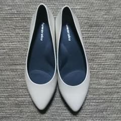 ✮お値下げしました✮新品:未使用エナメルフラットパンプス (ベージュ)のサムネイル