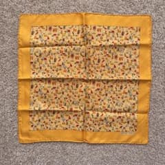 HERMÈS イエローシルクスカーフ 動物柄のサムネイル