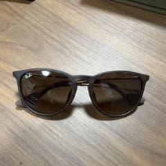 Ray-Ban ブラックサングラス ケース付きのサムネイル