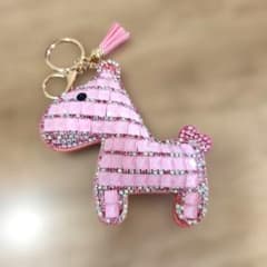 ピンクの馬型キーホルダー　キラキラ　キーリング　バックチャームのサムネイル