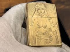 未使用品 ZORRO キャバ嬢の両目彫刻加工 オイルライター真鍮製 喫煙グのサムネイル