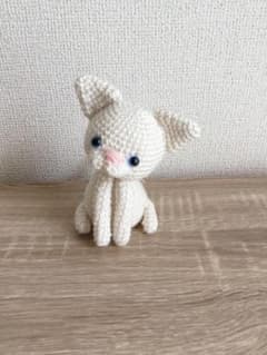 ハンドメイド あみぐるみ 白猫 ぬいぐるみ - メルカリ
