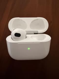 Apple AirPods 第三世代 充電ケース 本体と左耳のみのサムネイル