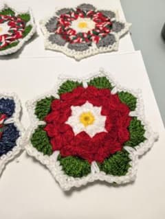 ハンドメイド 花型コースター 4枚セット クリスマスカラーのサムネイル