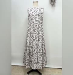 リバティ　マロリー　ノースリーブ3段ティアードワンピース リバティ マロリー ノースリーブ3段ティアードワンピース - メルカリ