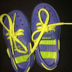 Crocs  子供用の靴のサムネイル
