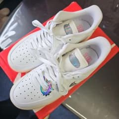 値下↓↓NIKE AIR FORCE 1 ホワイト レインボー装飾のサムネイル