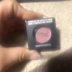 MAC パウダー キス ソフト マット アイシャドウのサムネイル