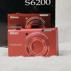 【美品】 ニコン　Nikon COOLPIX S6200 ブリリアントレッド 美品】Nikon COOLPIX S6200 ブリリアントレッド 付属品有り - メルカリ