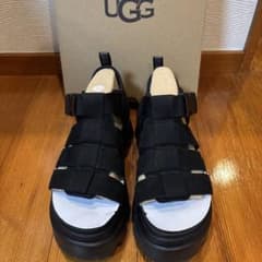 UGG ブラック サンダル ストラップ付き　極美品　CORA 1152698 UGG ブラック サンダル ストラップ付き 極美品 CORA 1152698 - メルカリ