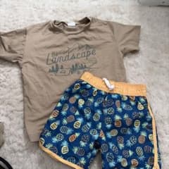 120男の子用水着セット ベージュTシャツと青いショートパンツのサムネイル