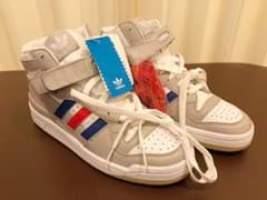adidas スニーカーのサムネイル