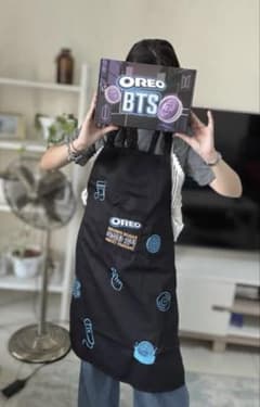 入手困難‼️ BTS×オレオ　限定エプロン 入手困難‼️ BTS×オレオ 限定エプロン - メルカリ