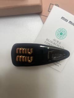 【新品・未使用】 miu miu パテントレザーヘアクリップのサムネイル