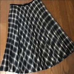 美品 自由区 ミモレ丈プリーツスカートのサムネイル