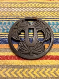 時代物】日本刀 鍔 鉄地 丸形 柏文様（三つ柏/蔦）肉彫地透かし 刀装具