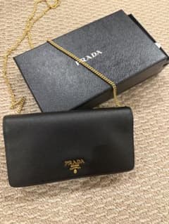PRADA ブラックレザー 長財布 チェーンストラップ付きのサムネイル