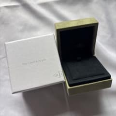 Van Cleef & Arpels ジュエリーケース 空箱 - メルカリ