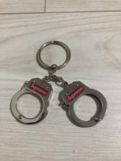 Supreme 手錠型キーホルダー シルバー - メルカリ