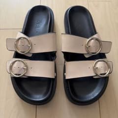 ZARA ダブルゴールドバックル ピンクベージュサンダル 36のサムネイル