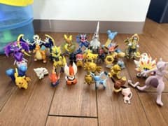 ポケモン モンコレ フィギュア 大量セット モンスターボール型ケース付きのサムネイル
