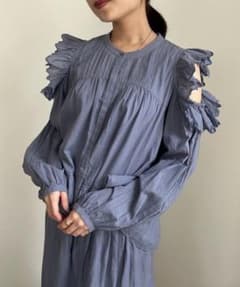 ☆CASA FLINE☆新品未使用肩フリルオープンショルダーブラウスくすみ 
