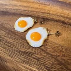 食品サンプルの職人が作った目玉焼きピアスのサムネイル