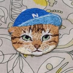 キャップをかぶった猫ちゃん 刺繍ブローチのサムネイル