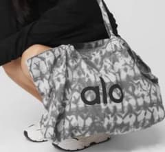 alo yogaバックのサムネイル