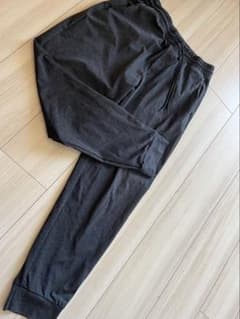 UNIQLO ダークグレー ジョガーパンツのサムネイル