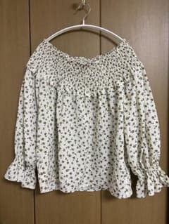 RAY CASSIN FAVORI 花柄オフショルダーブラウスのサムネイル