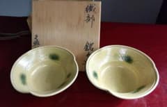 大嶋久興　美濃焼の名工　【子の日窯】　黄瀬戸「油揚げ手」希少三方捻り向付け逸品 大嶋久興 美濃焼の名工 【子の日窯】 黄瀬戸「油揚げ手」希少三方捻り
