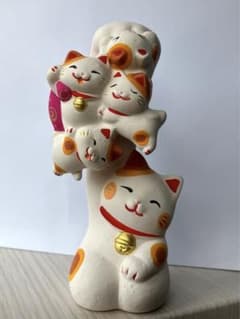 招き猫の磁器置物 高さ約13cmのサムネイル