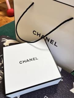CHANEL ギフトボックス 黒いリボン付きのサムネイル