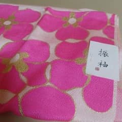正絹 ピンクと金を基調とした華やかな花柄の帯揚げ 振り袖用のサムネイル
